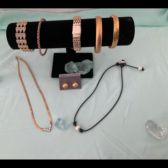 8 pieces of gold tone accessory jewlery